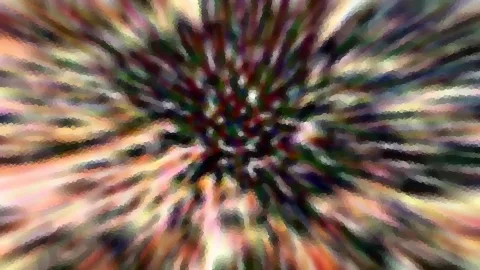 Abstrakte Komposition aus bunten Streifen, die von einem hellen Zentrum radial nach außen strahlen, mosaikartig gepixelt.