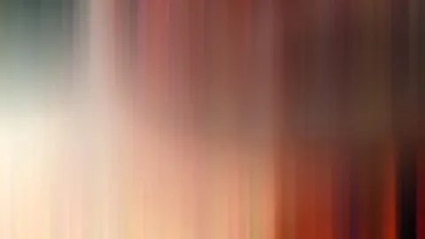 Abstrakte, vertikal verwischte Farbflächen in Rot, Orange und Creme, links heller, rechts dunkler.