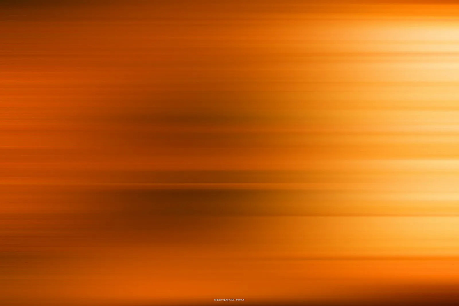 Abstrakte horizontale Bewegungsunschärfe in Orange- und Brauntönen, rechts hell leuchtend, links dunkler.