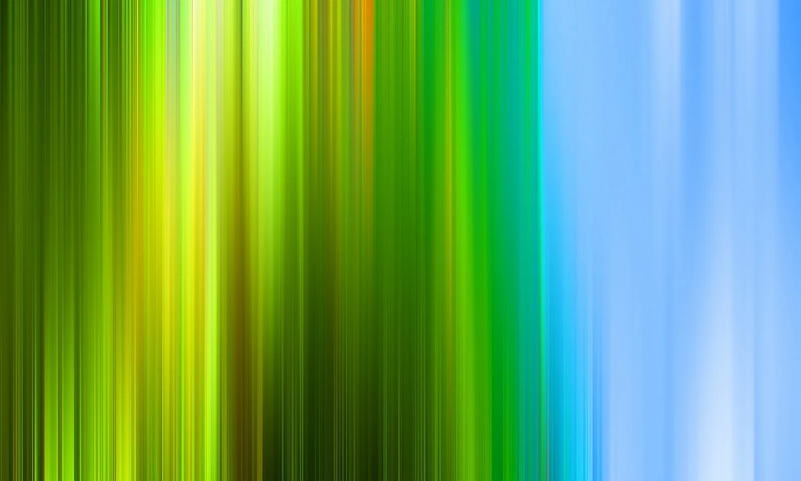 Abstrakte vertikale Schlieren in Grün, Gelb und Blau, die von links dunkel und dicht nach rechts hell und weich in helles Blau übergehen.