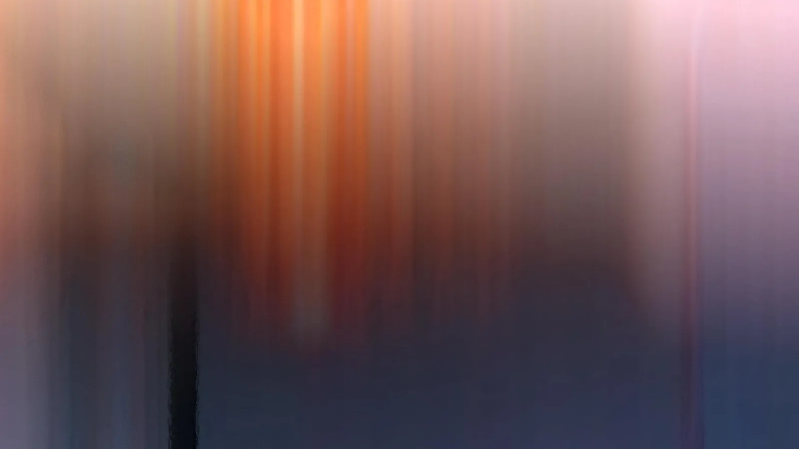 Abstrakte, vertikal verwischte Farbstreifen: oben in der Mitte ein orangefarbener Lichtschein, nach unten in dunkles Blaugrau übergehend, rechts ein rosa Schimmer.