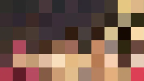Pixeliges Farbmosaik aus dunklen Braun- und Violettfeldern, warmen Hauttönen, Rosa und hellem Gelb in einem Raster aus Quadraten.