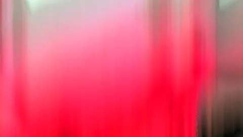 Abstrakte Komposition aus vertikal verwischten roten und rosafarbenen Schlieren mit grauen Rändern.