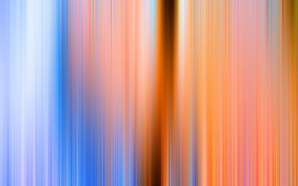 Vertikal verwischte Streifen in Blau, Rosa, Orange und Braun, in der Mitte ein dunkler Streifen.