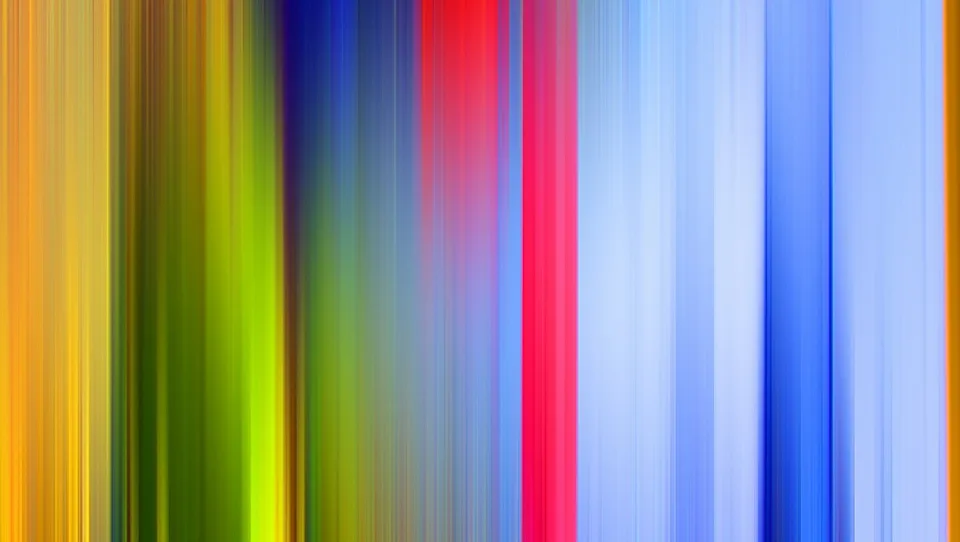Abstraktes Bild aus senkrechten, verwischten Farbstreifen in Gelb, Grün, Blau, Rot und Pink, die von links nach rechts ineinander übergehen.