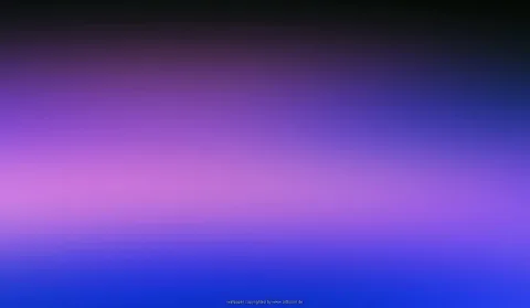 Weicher Farbverlauf von fast schwarz am oberen Rand über Violett und helles Lila in der Mitte bis zu kräftigem Blau am unteren Rand.