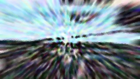 Stark radial verwischtes Bild mit bunten, türkis, lila und grünen Schlieren, darunter eine dunkle Landschaft mit Horizont und schemenhaften Bäumen
