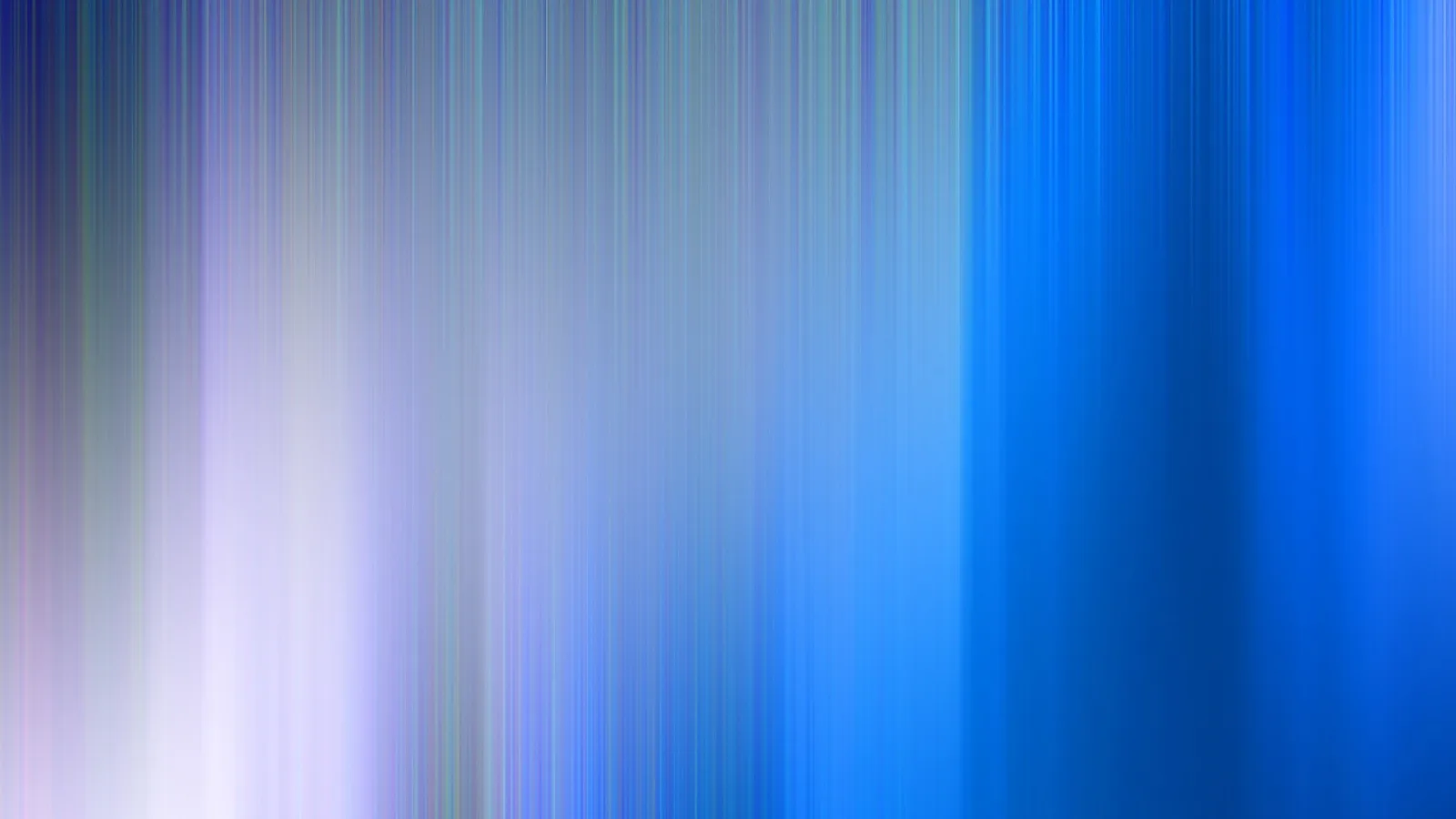 Vertikal verwischte Streifen in Blau, Violett und Weiß, links heller, rechts kräftig dunkelblau.