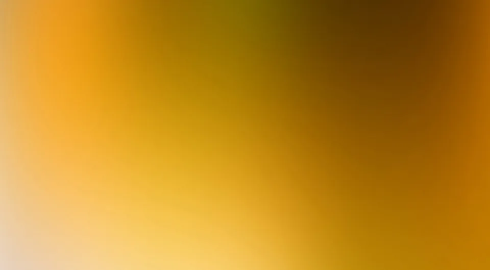 Weicher, unscharfer Farbverlauf von Orange über Gelb bis zu dunklem Braun, links unten fast hell cremefarben.
