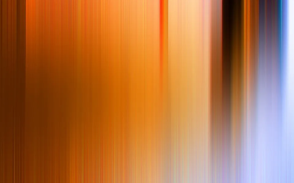 Verwischte, senkrechte Streifen in Orange, Braun und Hellblau, die von links nach rechts in Helligkeit und Farbe wechseln.