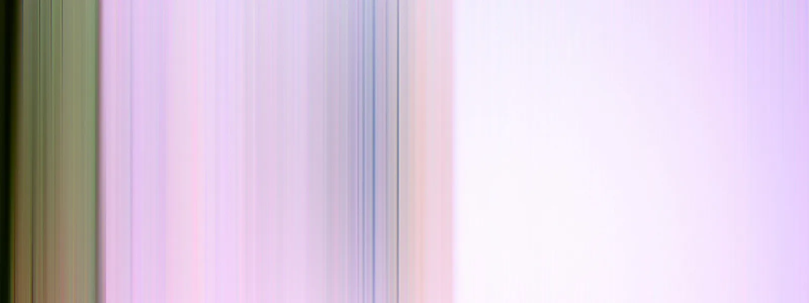 Abstrakte Komposition aus vertikalen Streifen in Lila, Rosa, Grün und Blau, nach links dunkler werdend, rechts eine helle, fast weiße Fläche.