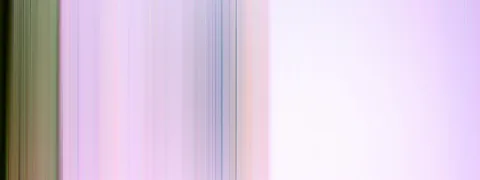 Abstrakte Komposition aus vertikalen Streifen in Lila, Rosa, Grün und Blau, nach links dunkler werdend, rechts eine helle, fast weiße Fläche.
