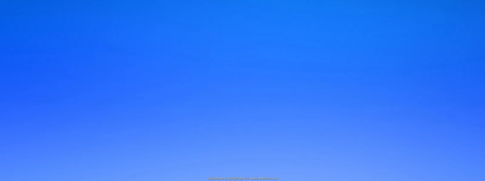 Gleichmäßiger Farbverlauf von kräftigem Blau oben zu hellem Blaugrau unten, am unteren Rand eine kleine Wasserzeichenzeile.