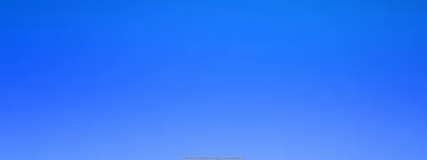 Gleichmäßiger Farbverlauf von kräftigem Blau oben zu hellem Blaugrau unten, am unteren Rand eine kleine Wasserzeichenzeile.