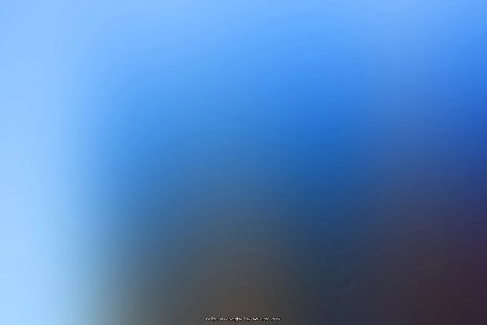 Weich verschwommener Farbverlauf von hellem Himmelblau links über kräftiges Blau bis zu dunklem Braun und Violett unten rechts.