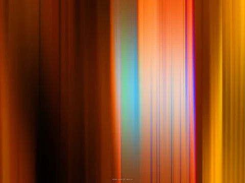 Abstrakte Komposition aus senkrechten, unscharfen Streifen in Orange, Braun, Gelb, Grün und Blau, mit hellem Lichtband in der Bildmitte.