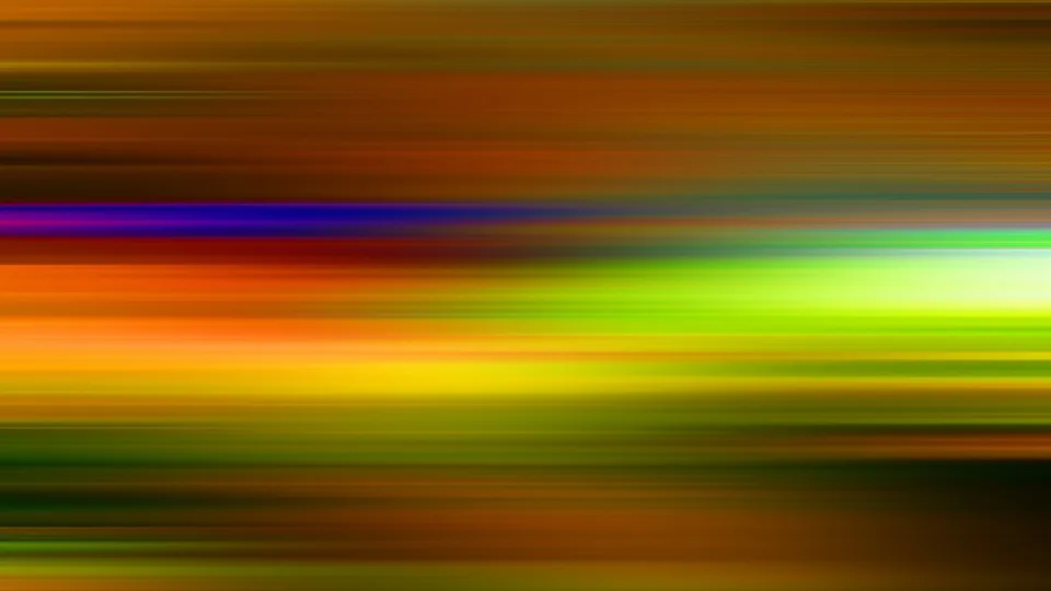 Abstrakte horizontale Bewegungsunschärfe mit orangefarbenen, braunen, gelben und grünen Streifen sowie einer violetten Linie.