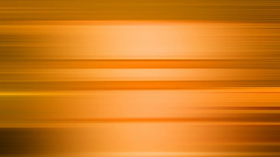 Abstrakte Bewegungsunschärfe aus horizontalen orangefarbenen und goldenen Lichtstreifen, die in der Mitte heller leuchten.