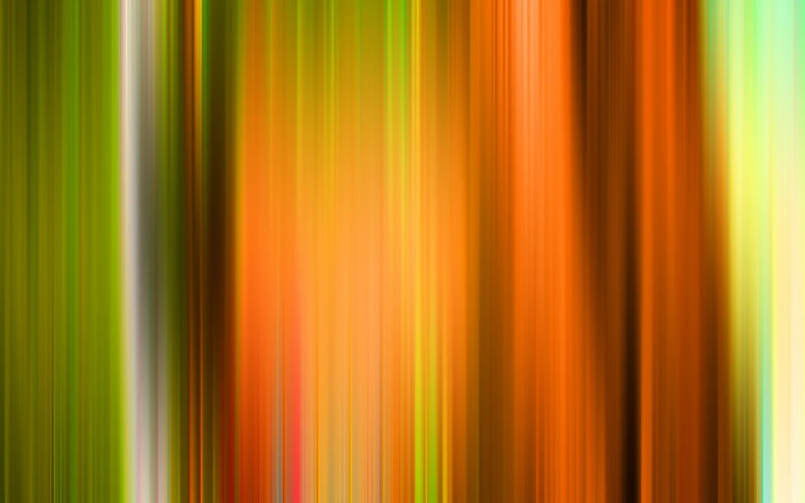 Abstrakte, vertikal verwischte Streifen in Grün, Orange, Braun und Gelb mit einem hellen weißlichen Streifen links der Mitte.