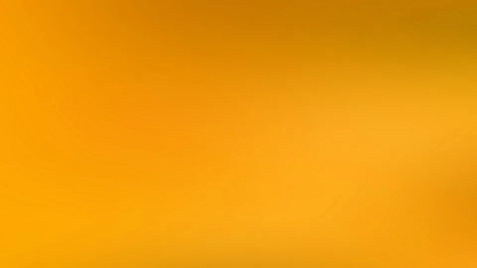 Weicher Farbverlauf in Orange- und Gelbtönen, nach rechts oben etwas dunkler und bräunlicher werdend.
