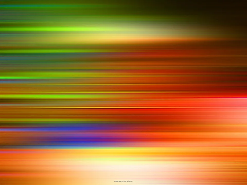 Abstrakte Komposition aus horizontalen, verwischten Farbstreifen in Grün, Gelb, Orange, Rot und Blau auf dunklem Grund.