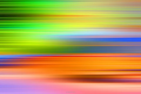 Abstrakte horizontale Streifen in Grün, Gelb, Blau, Orange und Rosa, verwischt wie bei einer Wischbewegung