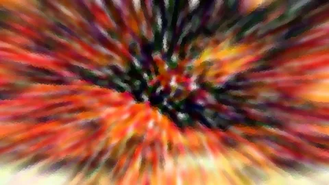 Abstrakte Komposition aus radial verwischten roten, orangefarbenen und dunklen Farbstreifen, die von einem dunklen Zentrum ausstrahlen.
