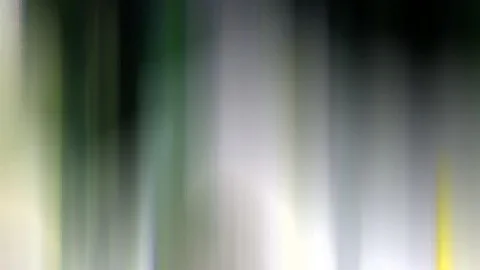 Abstrakte Komposition aus senkrechten, verwischten Streifen in Grün, Weiß, Grau und Schwarz mit einem gelben Akzent am rechten Rand.
