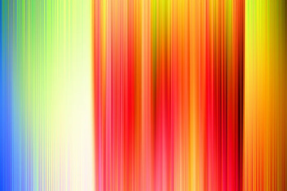 Abstrakte Komposition aus dicht nebeneinanderliegenden vertikalen Streifen in Blau, Grün, Gelb, Orange und Rot, die nach oben und unten verlaufen und in hellen und dunklen Bereichen unterschiedlich stark leuchten.