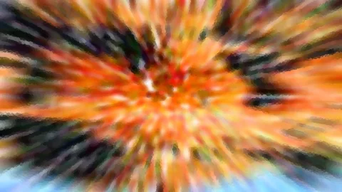 Abstrakte radiale Unschärfe mit orangefarbenem Zentrum, von dem sich rote, gelbe und dunkle Schlieren nach außen ziehen, unten ein heller blauer Streifen.