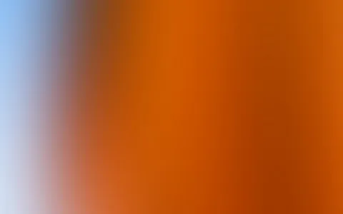 Unscharfer Farbverlauf: links helles Blau, das in der Mitte und rechts in warmes Orange und Braunorange übergeht.