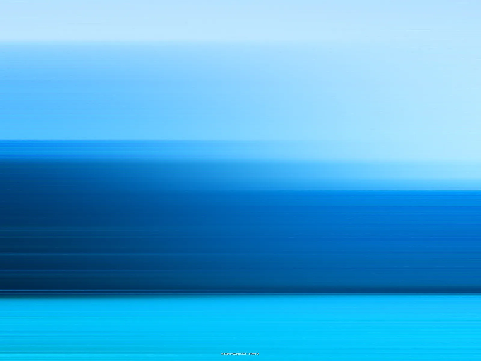Abstrakte horizontale Streifen in verschiedenen Blautönen, von hellem Himmelblau oben bis zu dunklem Marineblau und leuchtendem Türkis unten, wie durch schnelle Bewegung verwischt.