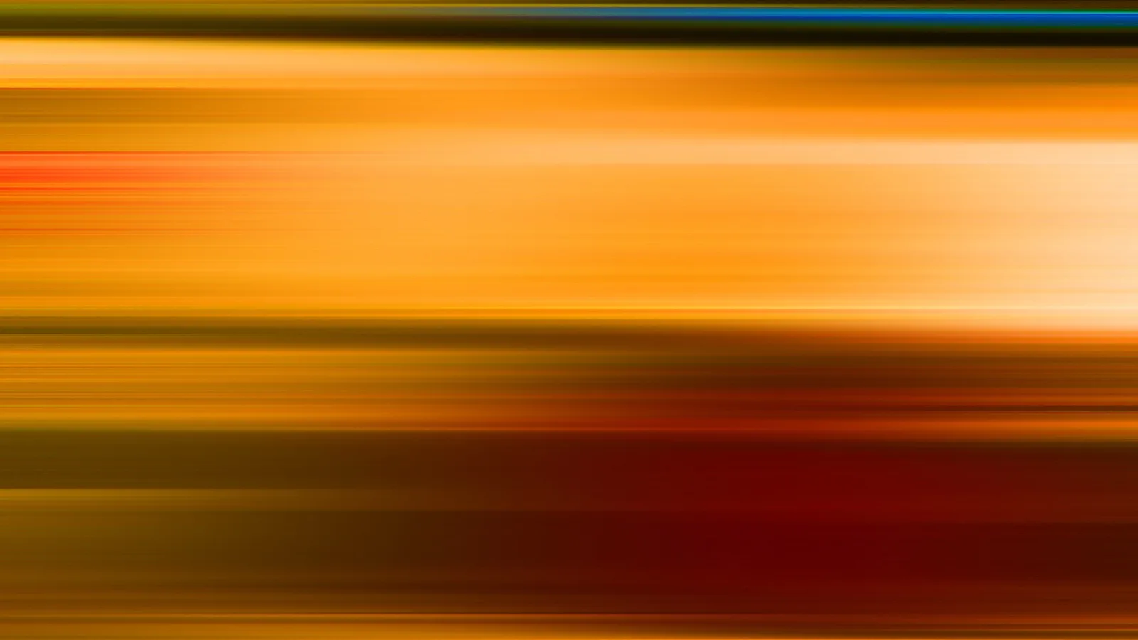 Abstrakte horizontale Schlieren in Orange, Gelb und Rotbraun, oben ein schmaler blauer Streifen am oberen Rand.
