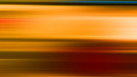 Abstrakte horizontale Schlieren in Orange, Gelb und Rotbraun, oben ein schmaler blauer Streifen am oberen Rand.