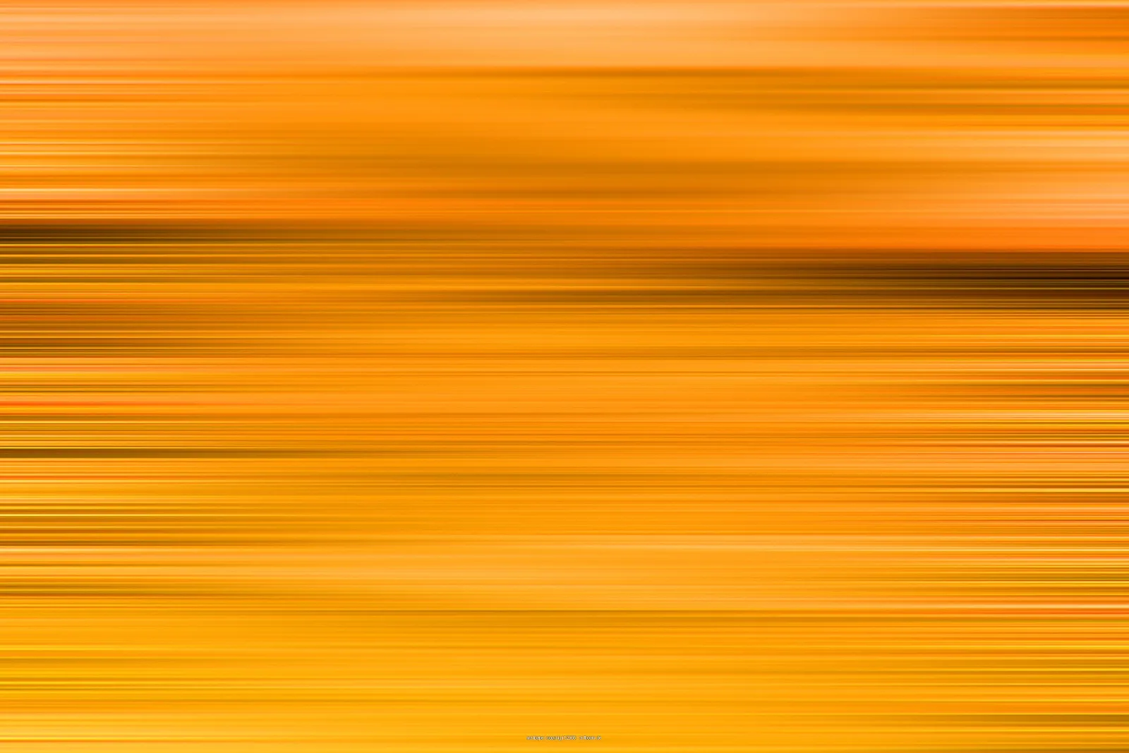 Abstrakte horizontale Streifen in Orange und Gelb, dunkler Streifen im oberen Drittel, Bewegungsunschärfe