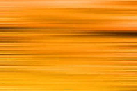 Abstrakte horizontale Streifen in Orange und Gelb, dunkler Streifen im oberen Drittel, Bewegungsunschärfe