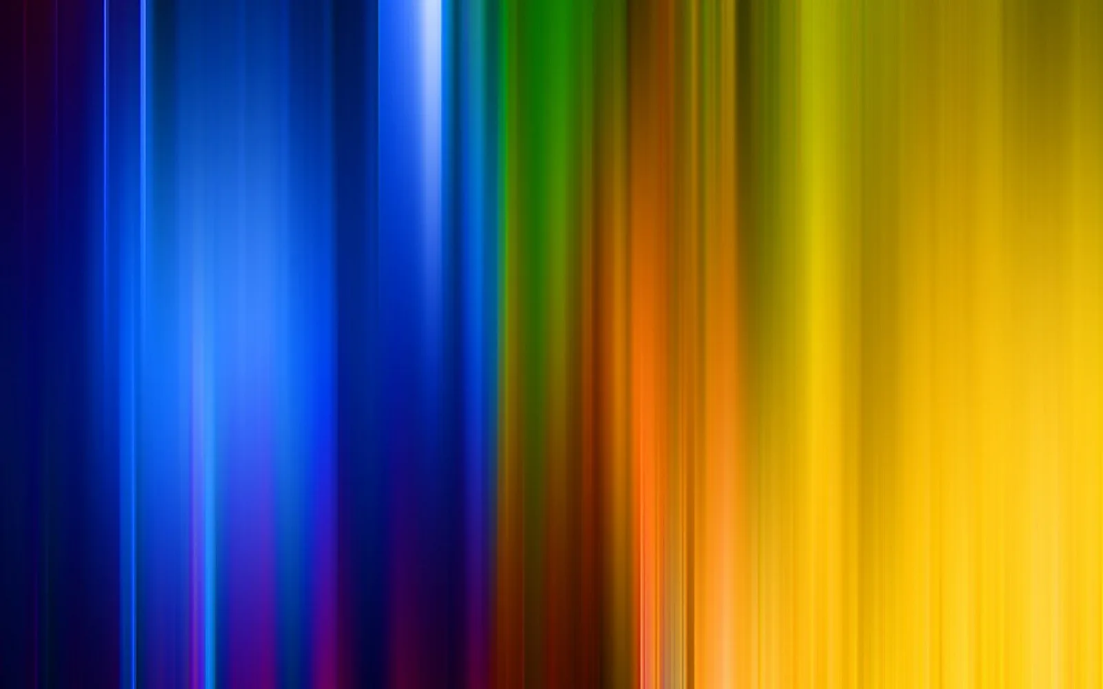 Abstraktes Bild aus senkrechten, verwischten Lichtstreifen in Blau, Grün, Orange und Gelb, von links dunkel nach rechts hell.