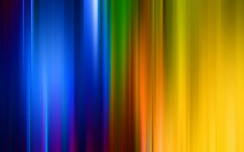 Abstraktes Bild aus senkrechten, verwischten Lichtstreifen in Blau, Grün, Orange und Gelb, von links dunkel nach rechts hell.