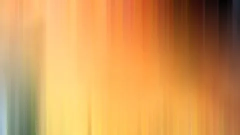 Abstrakte, senkrecht verwischte Farbflächen in Orange, Gelb und Dunkelbraun, links ein grünlicher Streifen.
