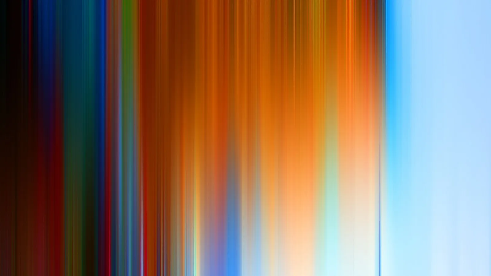 Abstrakte, senkrecht verwischte Streifen in Orange, Rot, Blau und Grün, die nach rechts in helles Hellblau übergehen.