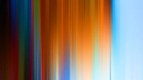Abstrakte, senkrecht verwischte Streifen in Orange, Rot, Blau und Grün, die nach rechts in helles Hellblau übergehen.