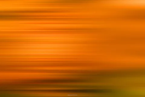 Abstrakte Fläche aus horizontalen, verwischten Streifen in Orange, Rotorange und Olivgrün, nach links und rechts ineinander laufend.