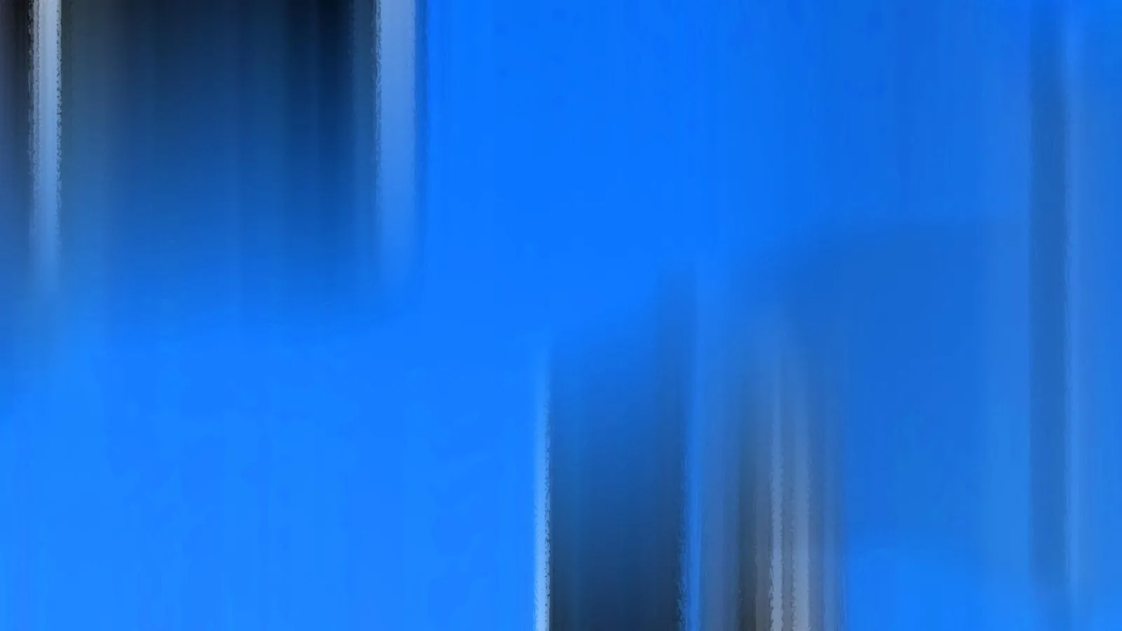 Leuchtend blauer Hintergrund mit dunklen, vertikal verwischten Streifen, links oben und in der Mitte unten.