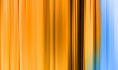 Vertikal verwischte Streifen in Orange, Gelb, Dunkelbraun und Hellblau nebeneinander.