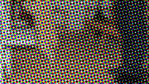 Dichtes Raster aus bunten Punkten in Rot, Grün, Blau, Gelb, Cyan und Magenta, das von links hell nach rechts in tiefes Schwarz übergeht.