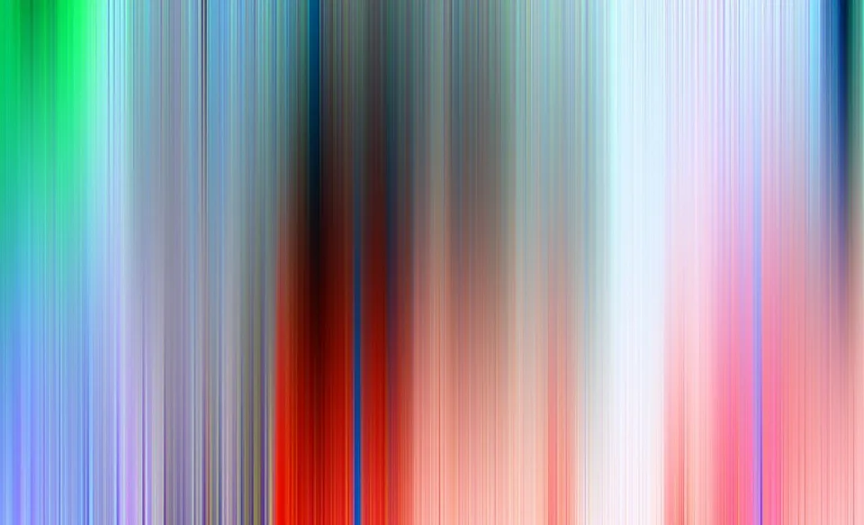 Vertikal verwischte Farbstreifen in Grün, Blau, Rot, Schwarz und Rosa auf hellem Grund.