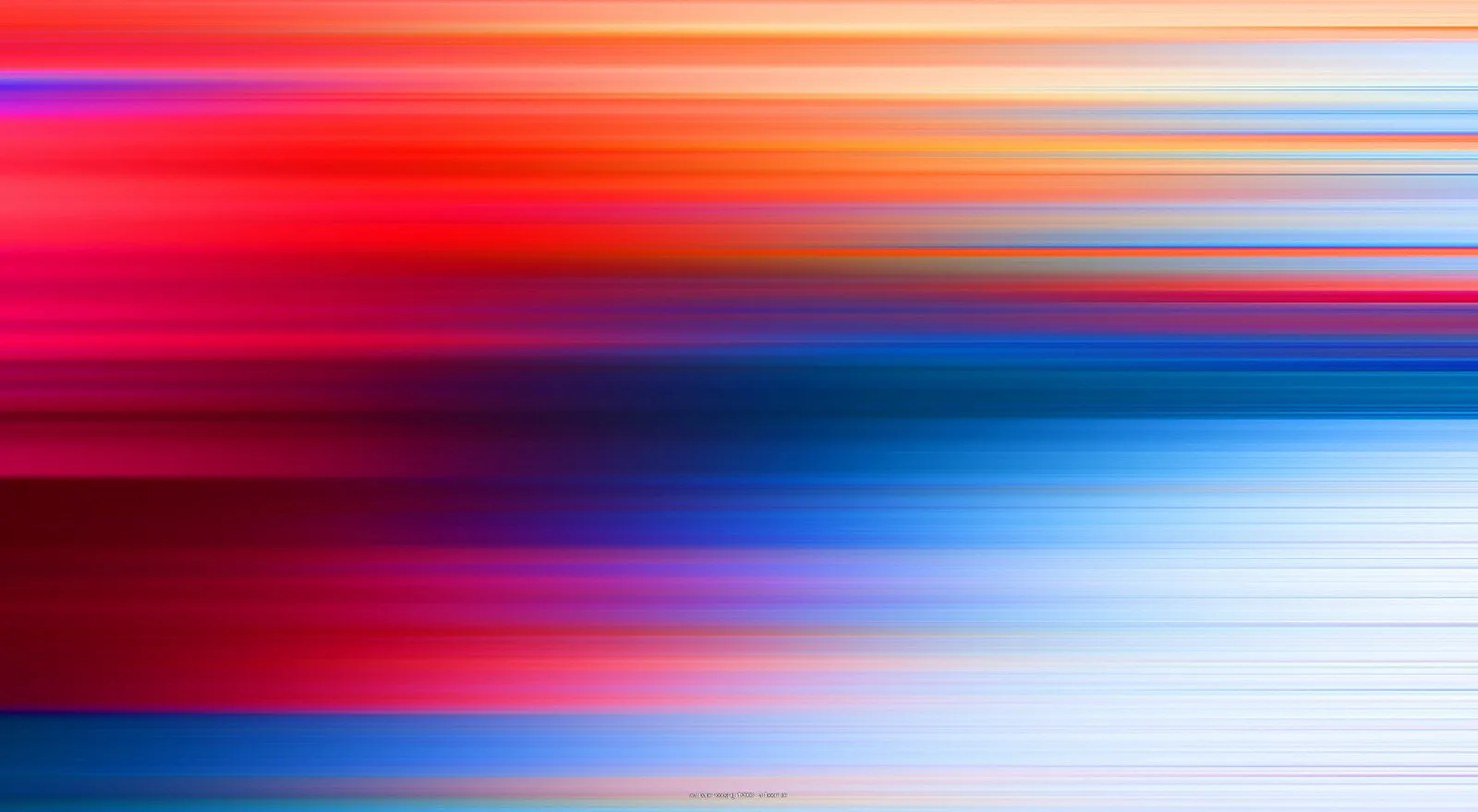 Abstrakte Komposition aus horizontalen, verwischten Streifen in Rot, Orange, Violett und Blau, die von oben warm nach unten kühl übergehen.