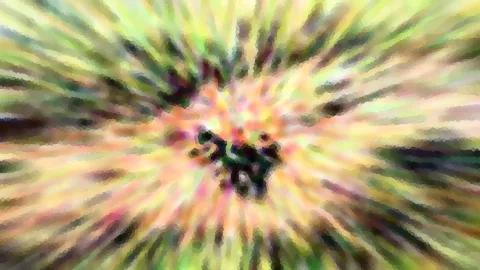 Abstrakte Komposition aus radial verlaufenden, verwischten Streifen in Gelb, Grün und Rosa mit einem dunklen Zentrum in der Bildmitte.