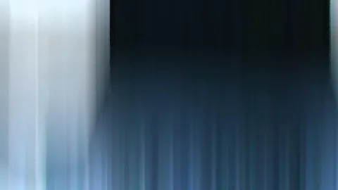 Abstrakte Komposition aus vertikalen, verwischten Streifen in Blau- und Grautönen, links hell, oben rechts fast schwarz.