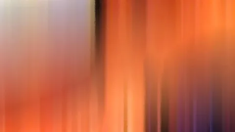 Abstrakte Komposition aus senkrechten, orangefarbenen und roten Schlieren, links hell, rechts dunkler, mit einem dunklen Streifen in der Bildmitte.